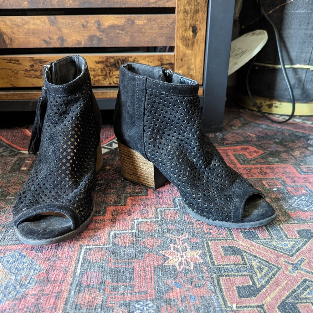 Shoes - Picture 2 of 6